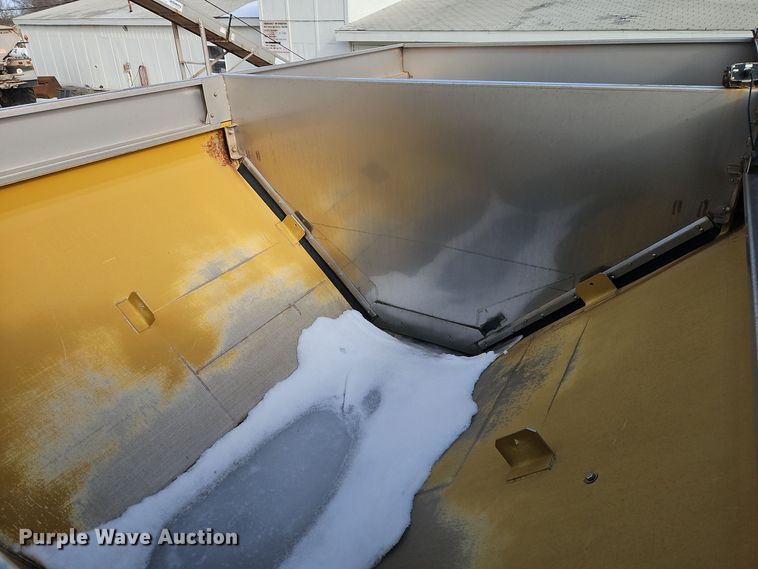 image for item DT7600 2003 Terra Gator 8103 spreader