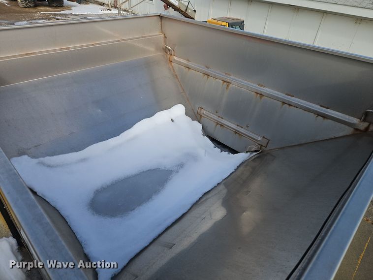 image for item DT7600 2003 Terra Gator 8103 spreader