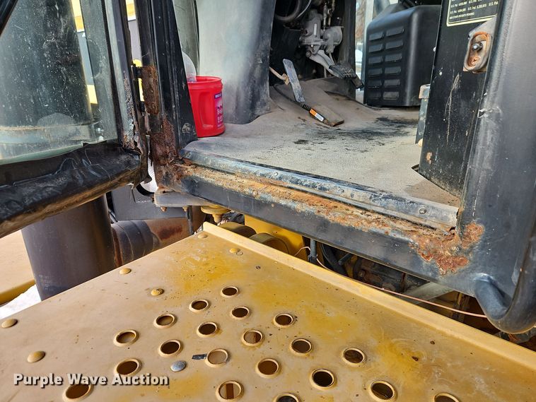 image for item DT7600 2003 Terra Gator 8103 spreader