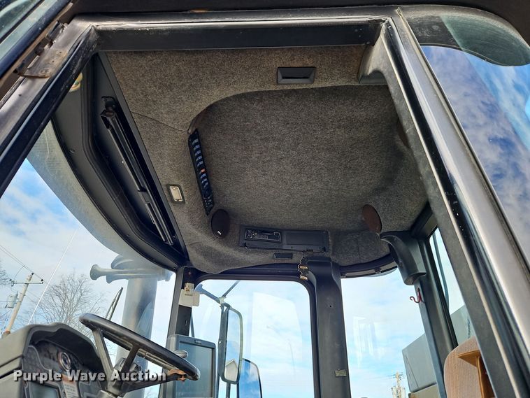 image for item DT7600 2003 Terra Gator 8103 spreader