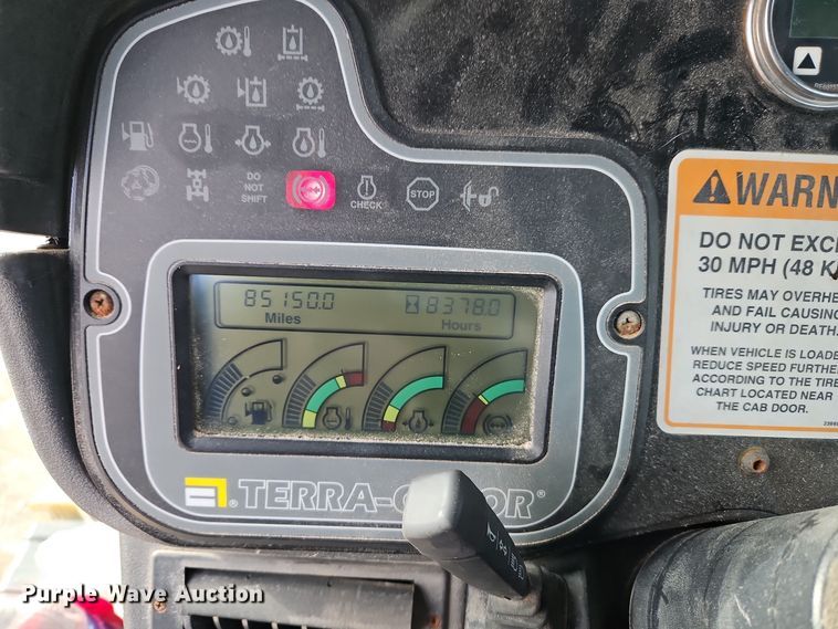 image for item DT7600 2003 Terra Gator 8103 spreader