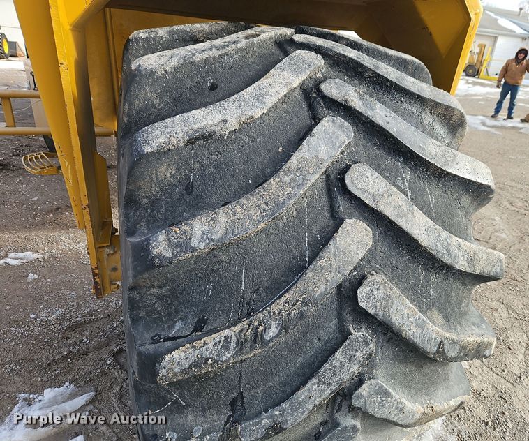 image for item DT7600 2003 Terra Gator 8103 spreader