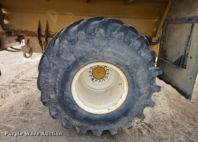 image for item DT7600 2003 Terra Gator 8103 spreader