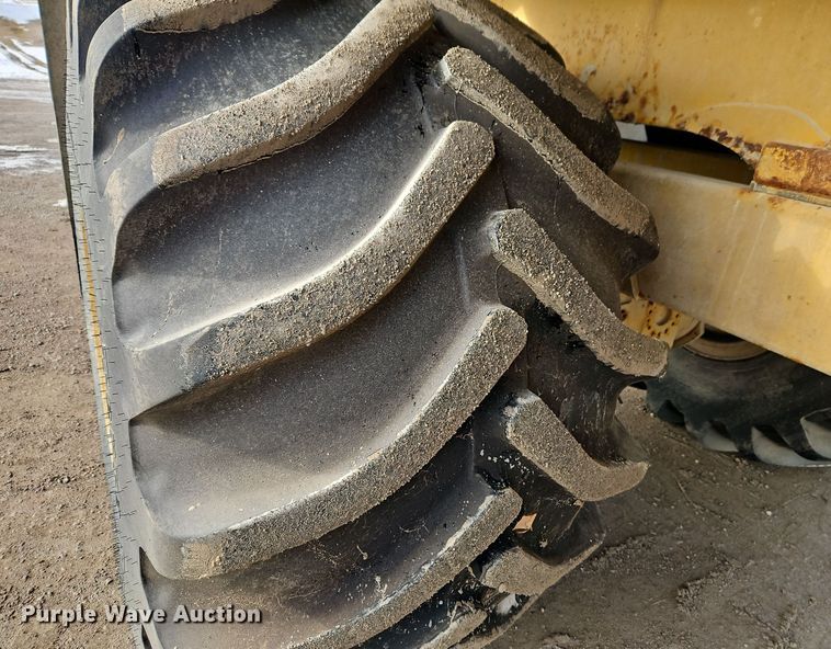 image for item DT7600 2003 Terra Gator 8103 spreader