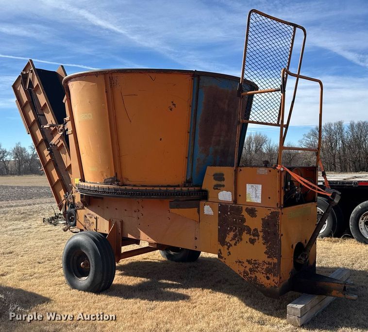 image for item DV2855 Bear Cat 4200 tub grinder