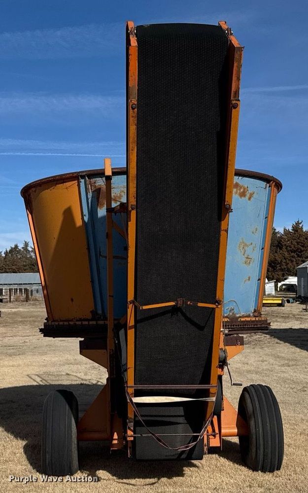 image for item DV2855 Bear Cat 4200 tub grinder