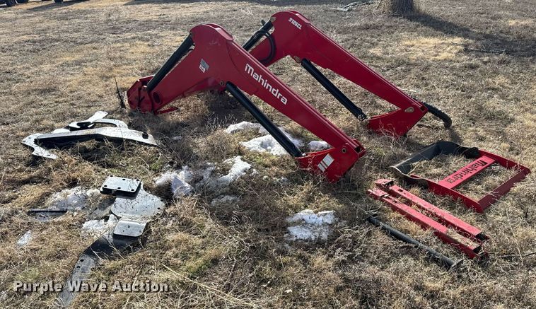 image for item DV2858 Mahindra 9125CL loader