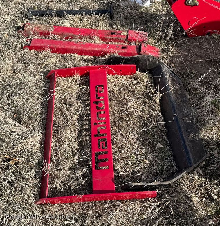 image for item DV2858 Mahindra 9125CL loader