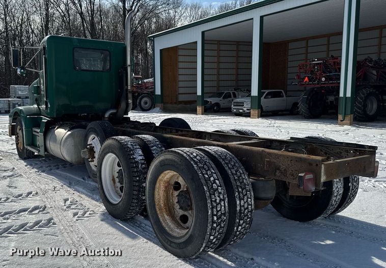 image for item DW2476 1989 Peterbilt 377 truck cab and chassis