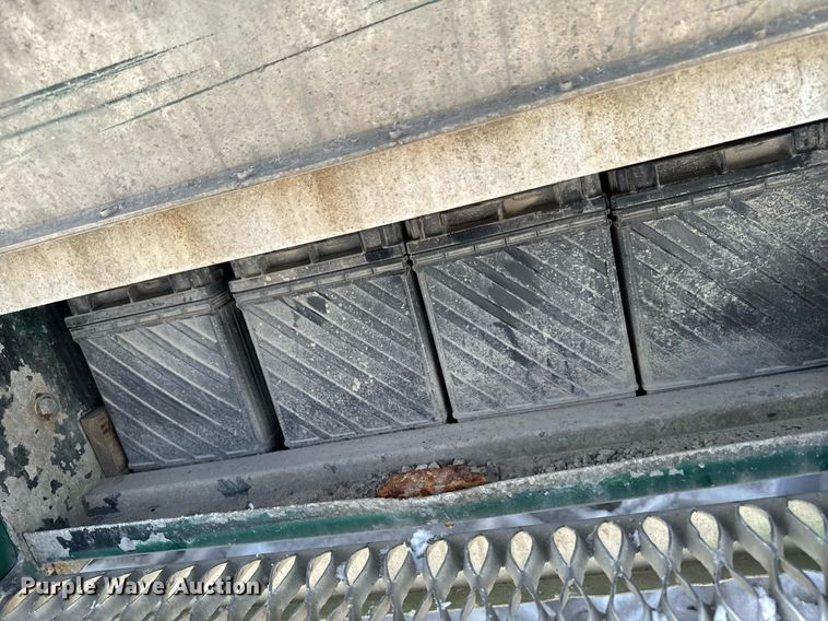 image for item DW2476 1989 Peterbilt 377 truck cab and chassis