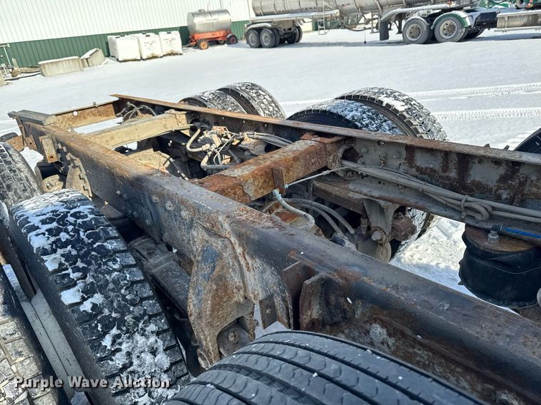 image for item DW2476 1989 Peterbilt 377 truck cab and chassis