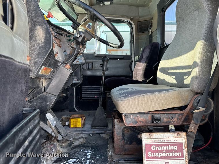 image for item DW2476 1989 Peterbilt 377 truck cab and chassis