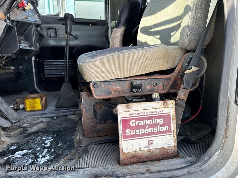 image for item DW2476 1989 Peterbilt 377 truck cab and chassis