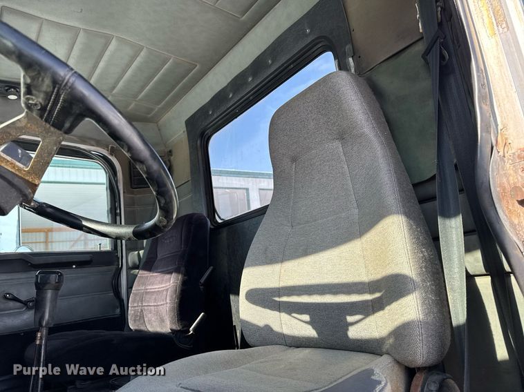 image for item DW2476 1989 Peterbilt 377 truck cab and chassis