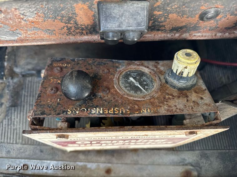 image for item DW2476 1989 Peterbilt 377 truck cab and chassis