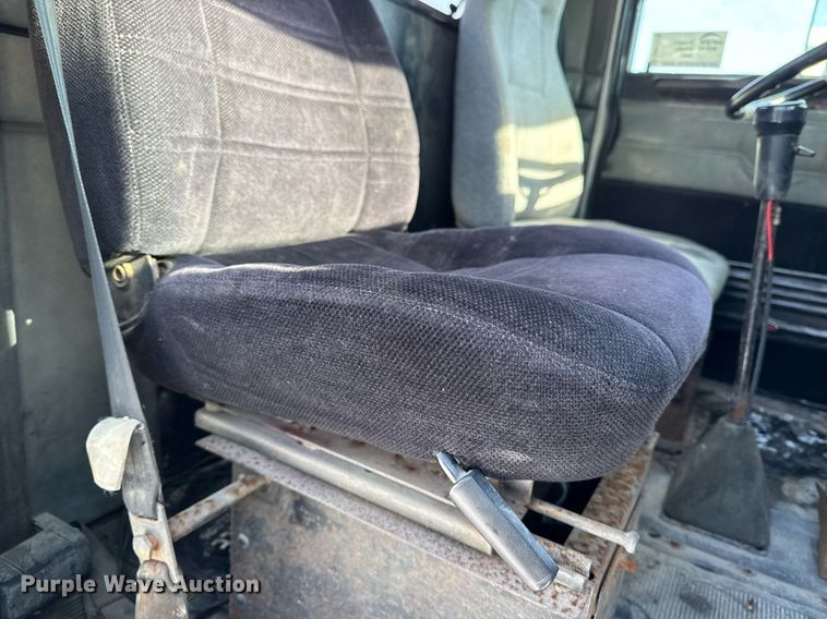 image for item DW2476 1989 Peterbilt 377 truck cab and chassis