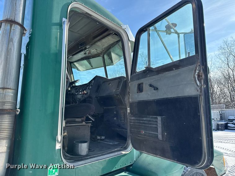 image for item DW2476 1989 Peterbilt 377 truck cab and chassis