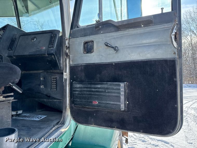 image for item DW2476 1989 Peterbilt 377 truck cab and chassis