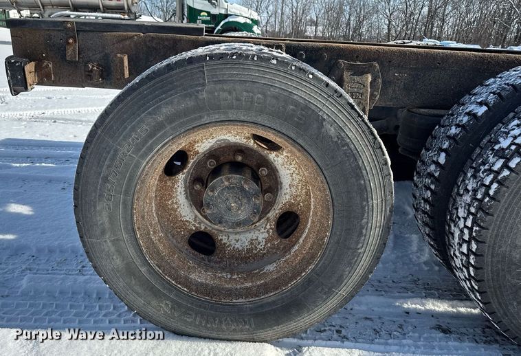 image for item DW2476 1989 Peterbilt 377 truck cab and chassis