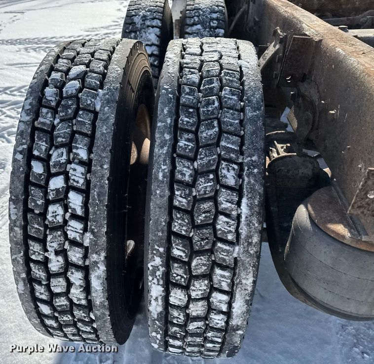 image for item DW2476 1989 Peterbilt 377 truck cab and chassis