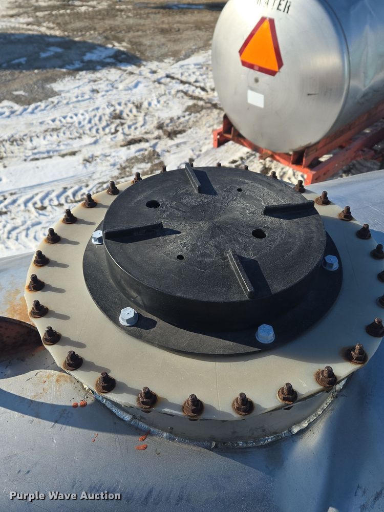 image for item EC3976 Tank trailer