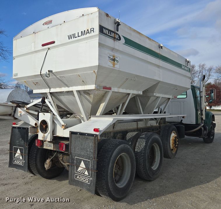 image for item EE7937 1991 International 4900 fertilizer delivery truck