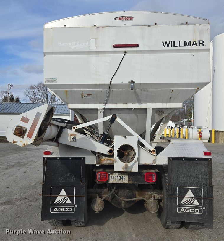 image for item EE7937 1991 International 4900 fertilizer delivery truck