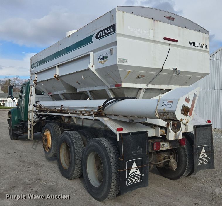 image for item EE7937 1991 International 4900 fertilizer delivery truck