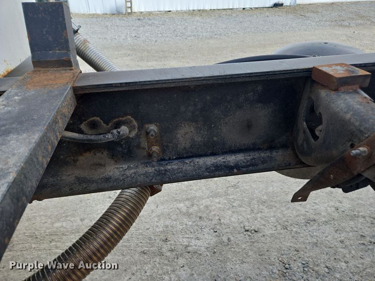 image for item EE7937 1991 International 4900 fertilizer delivery truck