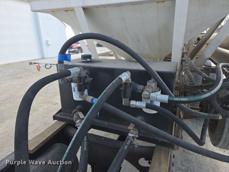 image for item EE7937 1991 International 4900 fertilizer delivery truck