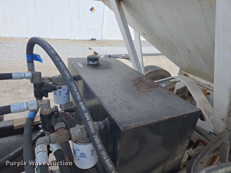 image for item EE7937 1991 International 4900 fertilizer delivery truck