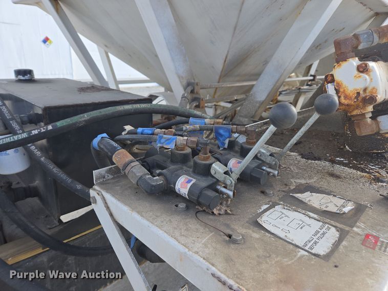 image for item EE7937 1991 International 4900 fertilizer delivery truck