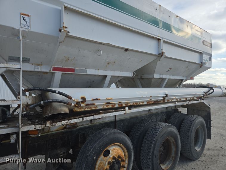 image for item EE7937 1991 International 4900 fertilizer delivery truck