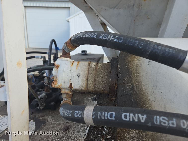 image for item EE7937 1991 International 4900 fertilizer delivery truck