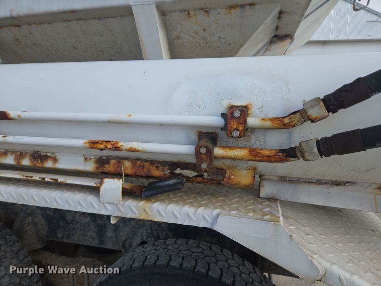 image for item EE7937 1991 International 4900 fertilizer delivery truck