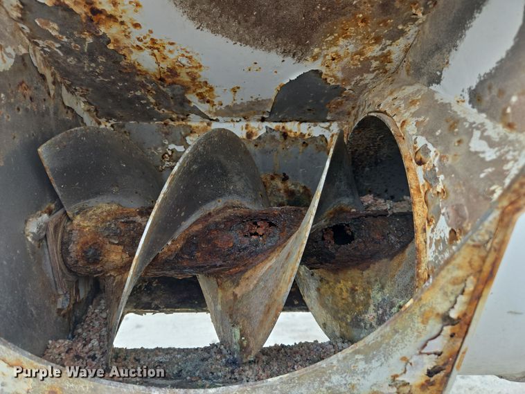 image for item EE7937 1991 International 4900 fertilizer delivery truck