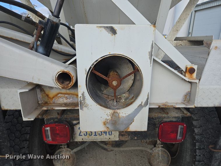 image for item EE7937 1991 International 4900 fertilizer delivery truck