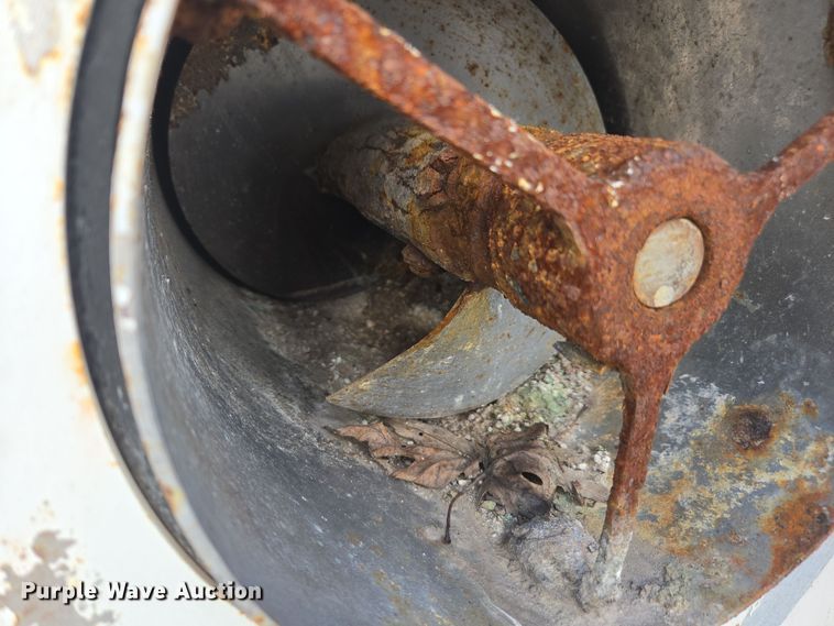 image for item EE7937 1991 International 4900 fertilizer delivery truck