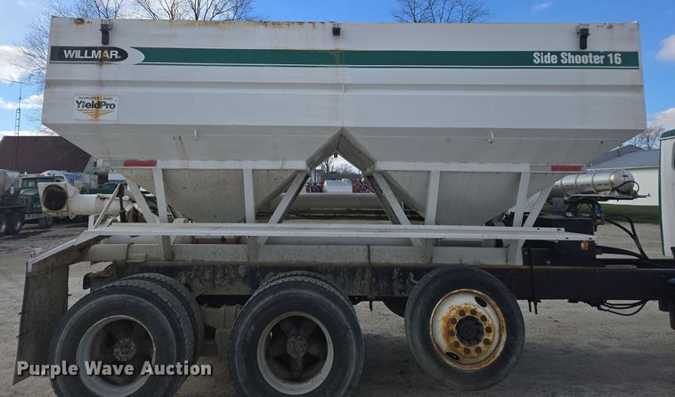image for item EE7937 1991 International 4900 fertilizer delivery truck