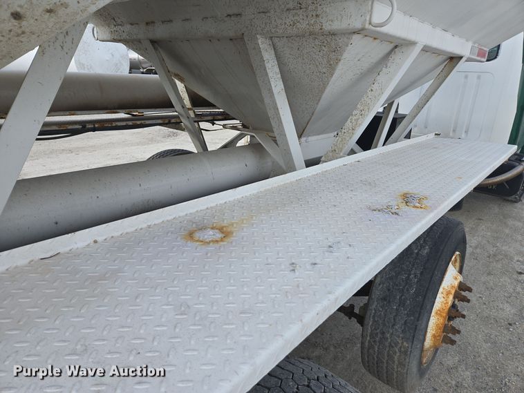 image for item EE7937 1991 International 4900 fertilizer delivery truck