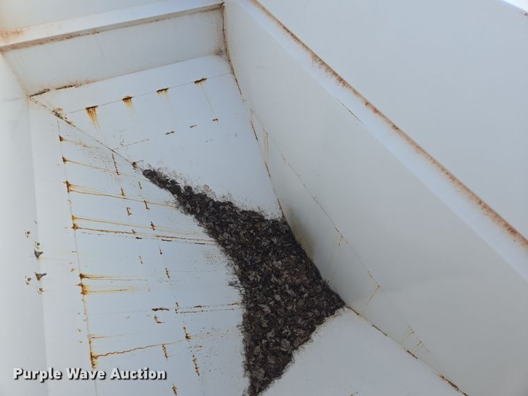 image for item EE7937 1991 International 4900 fertilizer delivery truck