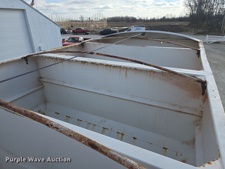 image for item EE7937 1991 International 4900 fertilizer delivery truck