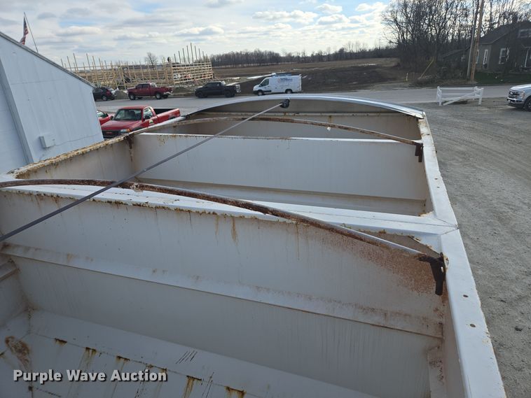 image for item EE7937 1991 International 4900 fertilizer delivery truck