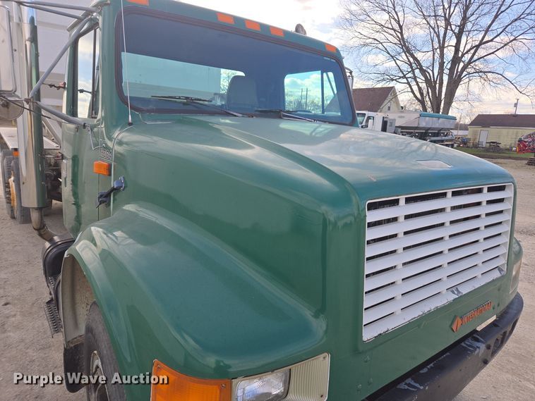 image for item EE7937 1991 International 4900 fertilizer delivery truck