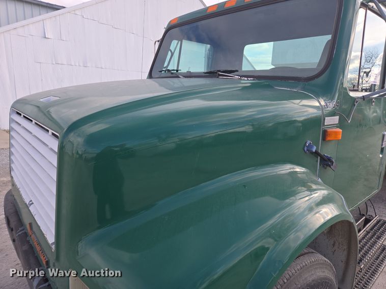 image for item EE7937 1991 International 4900 fertilizer delivery truck