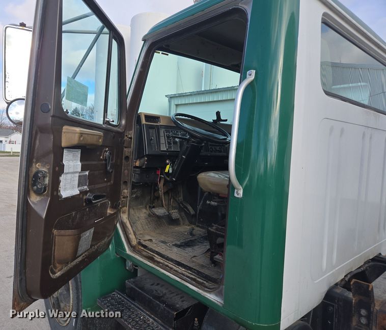 image for item EE7937 1991 International 4900 fertilizer delivery truck