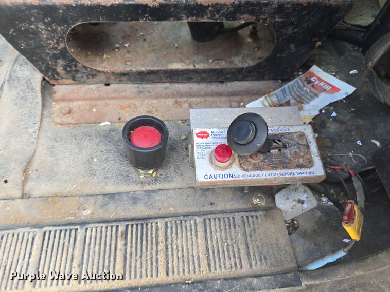 image for item EE7937 1991 International 4900 fertilizer delivery truck