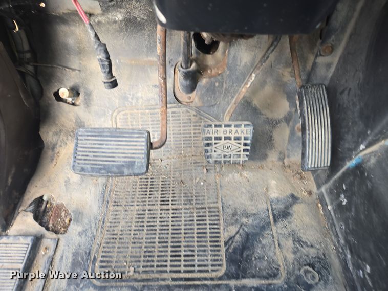 image for item EE7937 1991 International 4900 fertilizer delivery truck