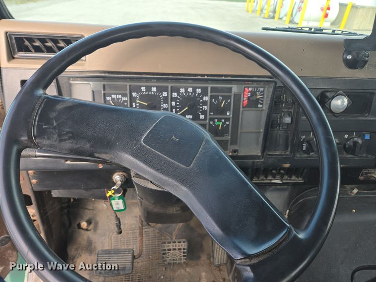 image for item EE7937 1991 International 4900 fertilizer delivery truck