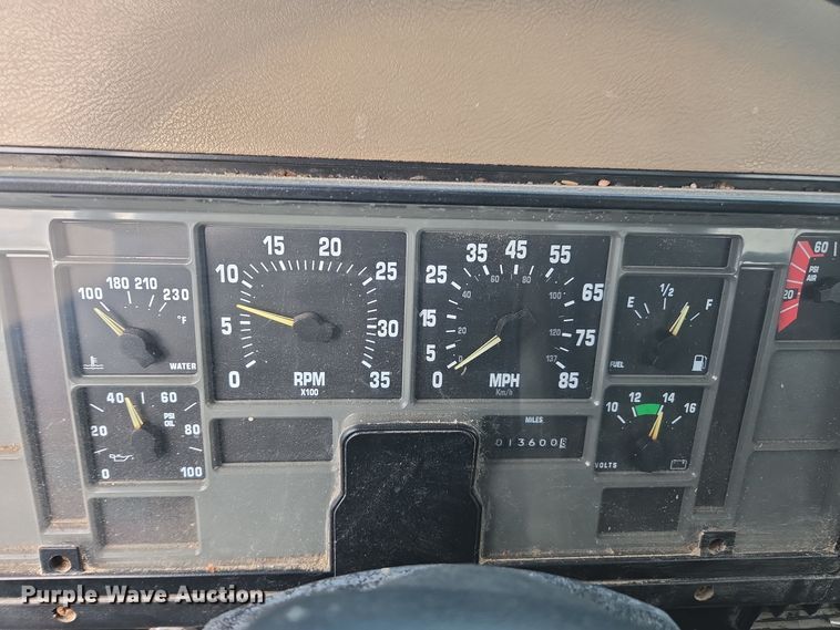 image for item EE7937 1991 International 4900 fertilizer delivery truck